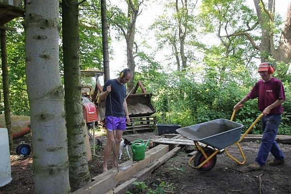 Building a chicken house with Ivan