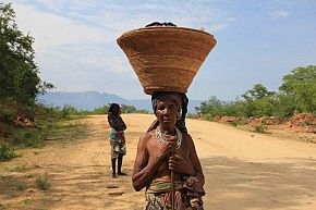 Mucubal woman balancing a kimbala
