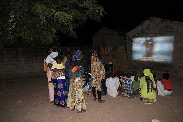 Screening the movie "Avatar" in a village